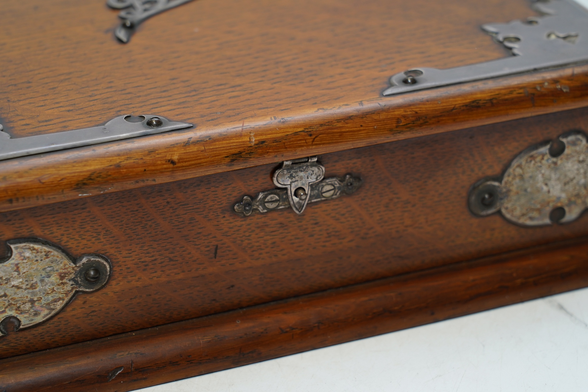 An Edwardian electroplate mounted oak 'Bridge' box, 26 x 23 x 7cm. Condition - good